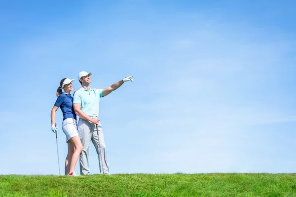 Jovem casal jogando golfe — Fotografia de Stock