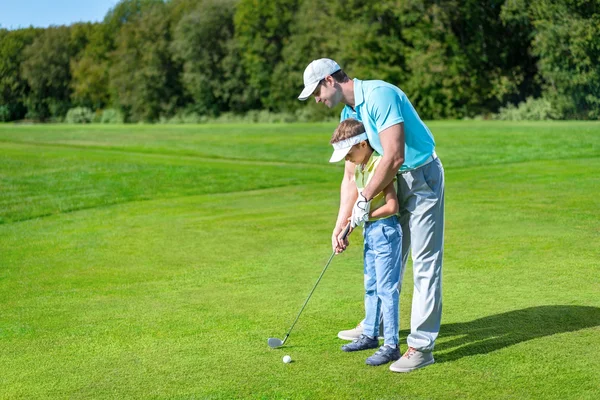 Vader en zoon golfen — Stockfoto