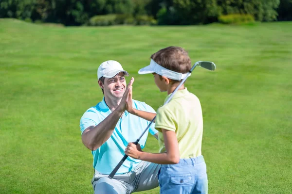 Apa és fia, golfozni — Stock Fotó