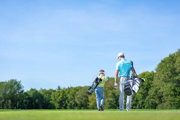 Golfistas en campo de golf —  Fotos de Stock