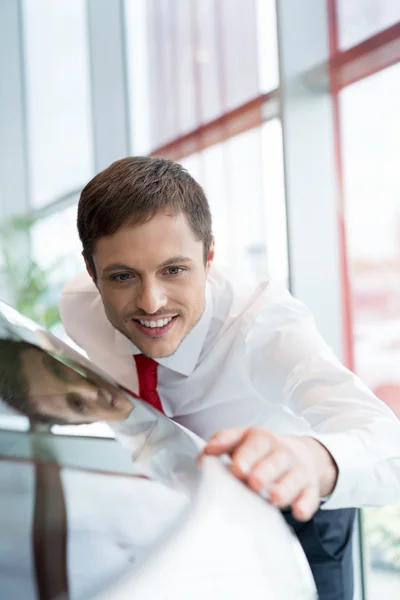 Werkende man met auto — Stockfoto