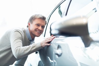 Araba ile gülümseyen adam