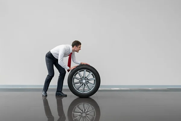 Jeune vendeur avec roue — Photo