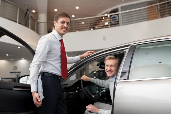 Cliente no carro — Fotografia de Stock