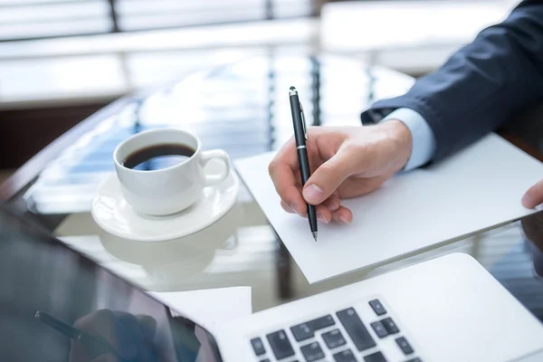 Affärsman underteckna ett dokument närbild — Stockfoto