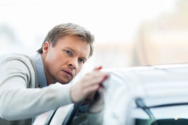Man with car — Stock Photo, Image