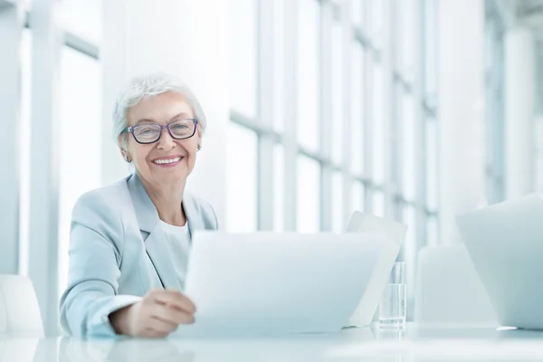 Пожилая улыбающаяся деловая женщина — стоковое фото