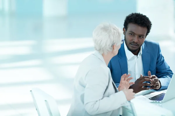 Gente de negocios en la oficina — Foto de Stock