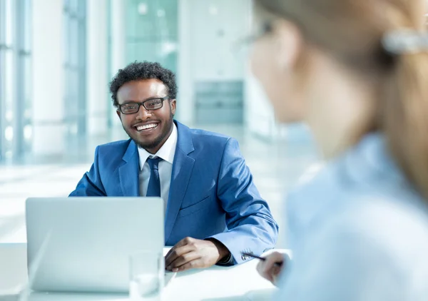 Glimlachende zakenman in functie — Stockfoto