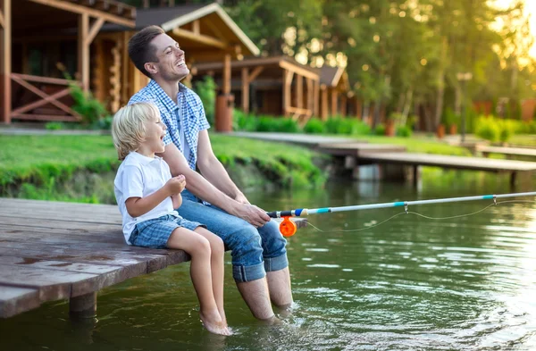 Papà con figlio pesca all'aperto — Foto Stock