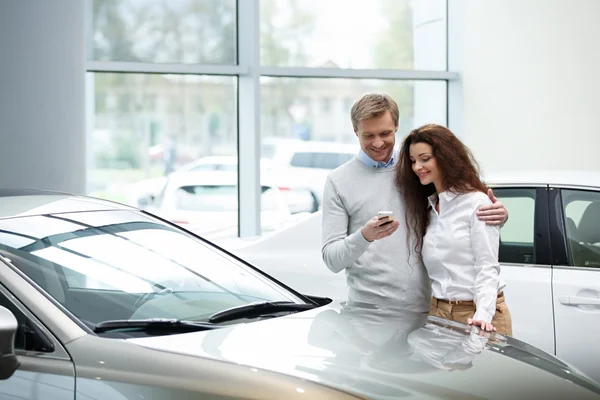 Sonriendo pareja en el interior — Foto de Stock