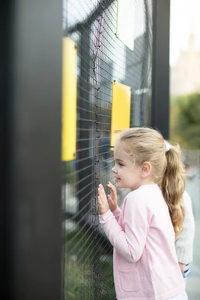 動物園で、幼い子供 — ストック写真