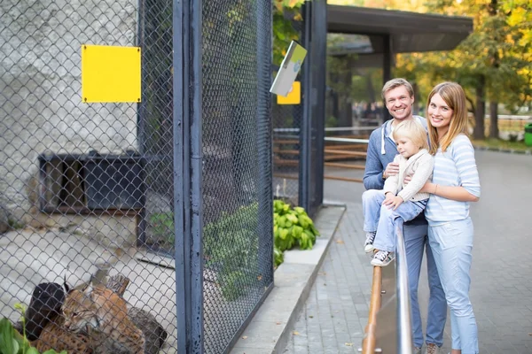 Família com criança em um zoológico — Fotografia de Stock