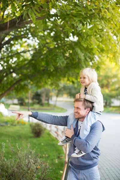 Father and son in zoo — Stock Photo, Image