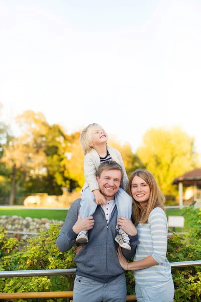 Familia sonriente en el zoológico — Foto de Stock