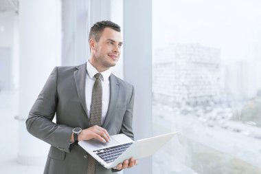 dizüstü bilgisayar ile gülümseyen adam