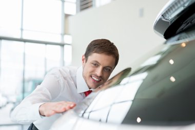 Araba ile gülümseyen işçi