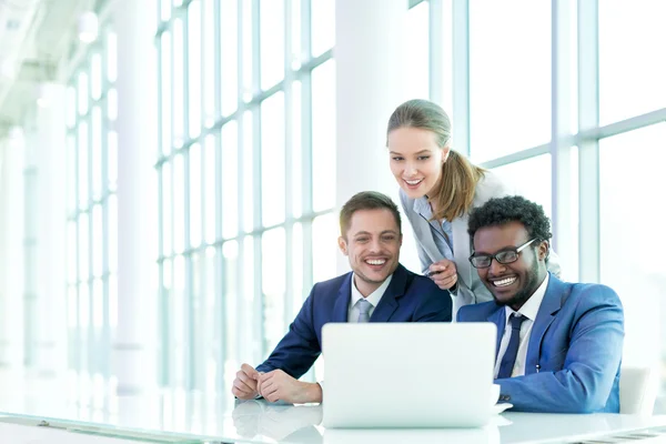 Lächelnde Menschen im Amt — Stockfoto