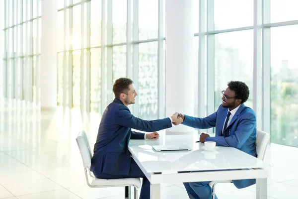 Socios comerciales en la oficina — Foto de Stock