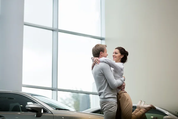 Couple heureux à l'intérieur — Photo