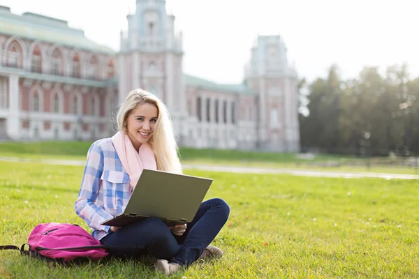 Jovem com laptop — Fotografia de Stock