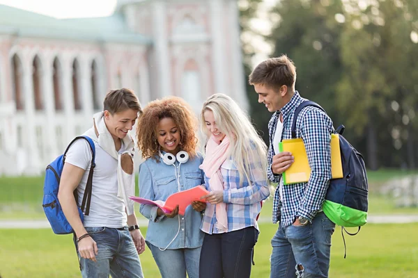 Ung student i park — Stockfoto