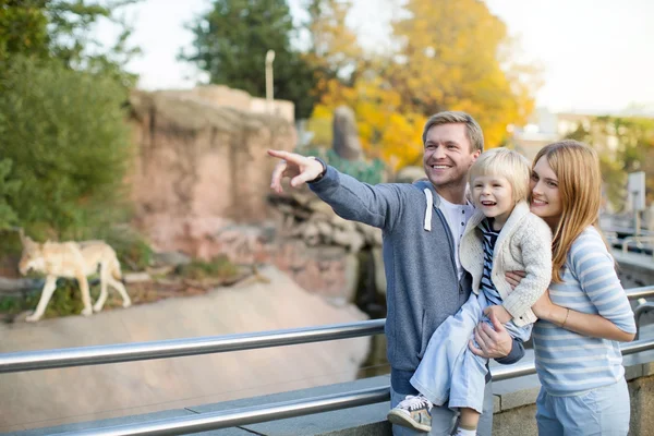 Familia con niño — Foto de Stock