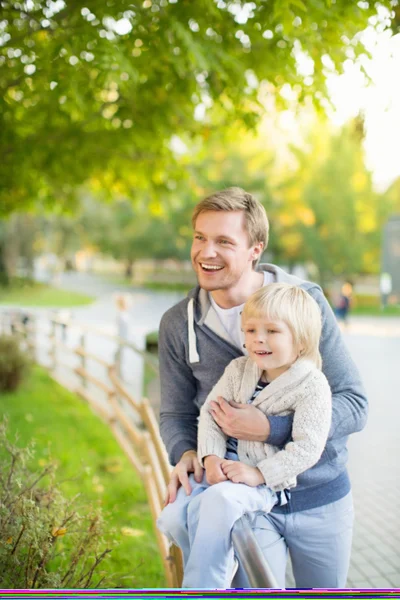 Dad with son outdoors — Stock Photo, Image