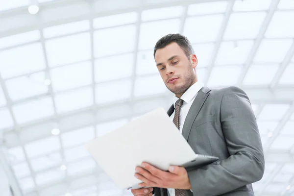 Hommes d'affaires au bureau — Photo