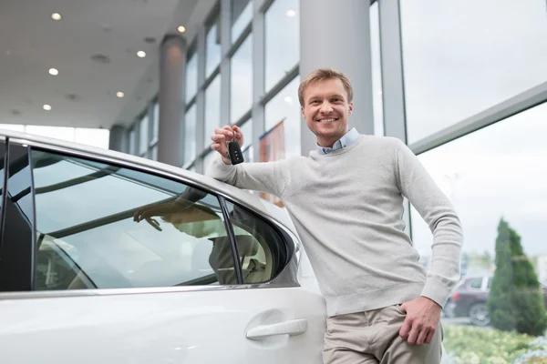 Homme souriant avec des clés de voiture — Photo