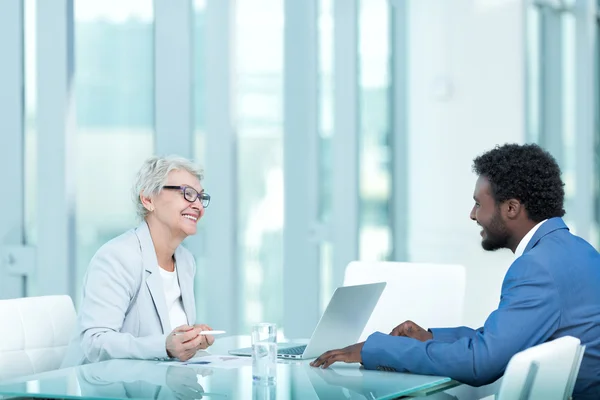 Geschäftsleute im Interview — Stockfoto