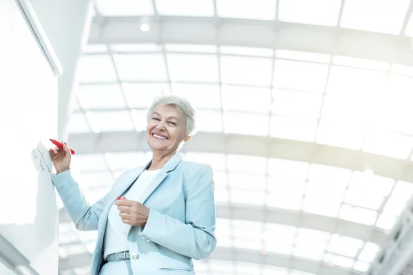 Mujer de negocios de edad avanzada en el cargo —  Fotos de Stock