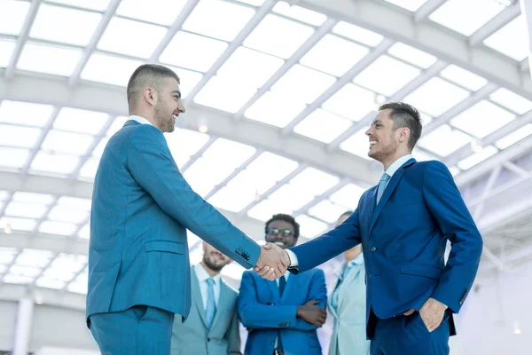 Handshake de parceiros de negócios no escritório — Fotografia de Stock