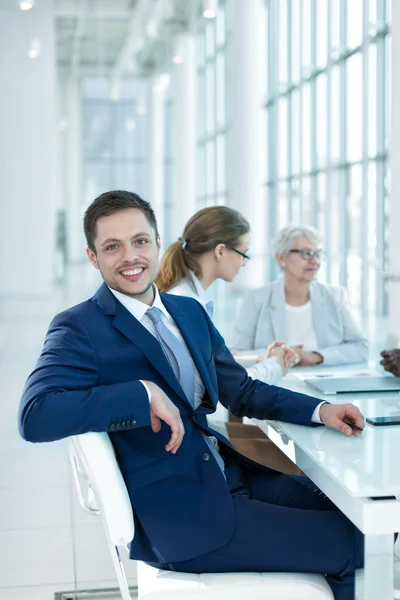 Arbeitender Mann im Amt — Stockfoto