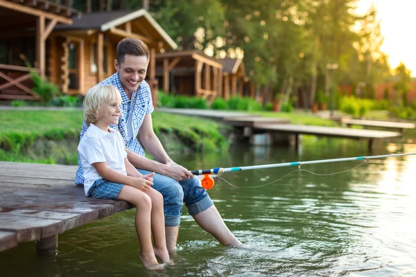 Papà con figlio pesca — Foto Stock