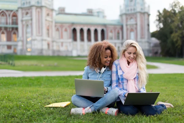 Estudantes com laptop ao ar livre — Fotografia de Stock