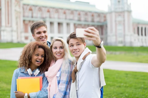 Os alunos estão a fazer selfie — Fotografia de Stock