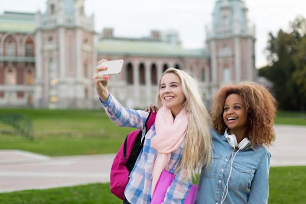 Młodzi studenci robią selfie — Zdjęcie stockowe