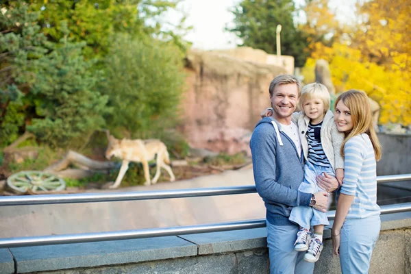 Familia en zoológico — Foto de Stock