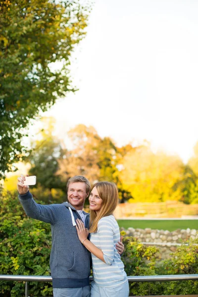 Leende par att göra selfie — Stockfoto