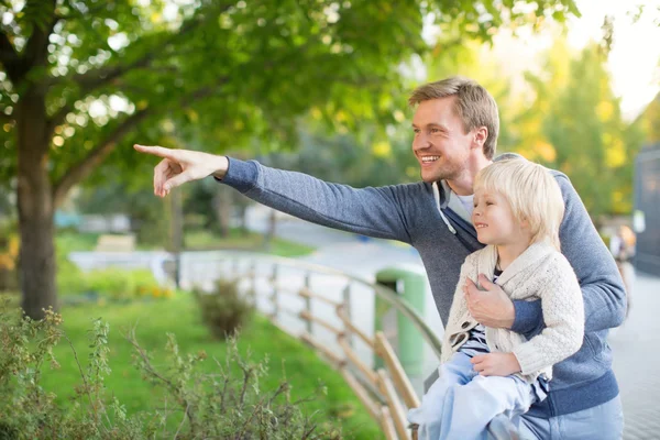 Pappa och son i zoo — Stockfoto