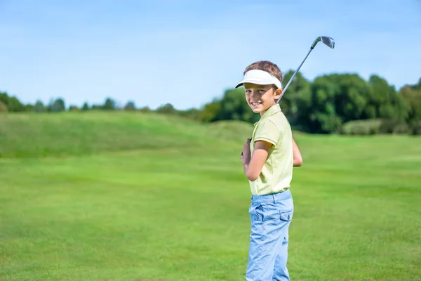 Kleiner Junge auf Golfplatz — Stockfoto