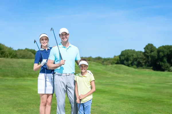 Famille souriante à l'extérieur — Photo