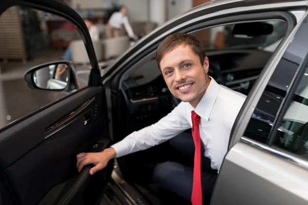 Usmívající se muž v autě — Stock fotografie