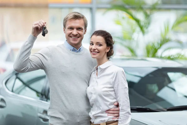 Sorrindo casal com chaves do carro — Fotografia de Stock