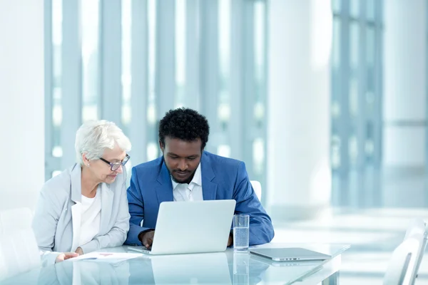 Gente de negocios en la oficina — Foto de Stock