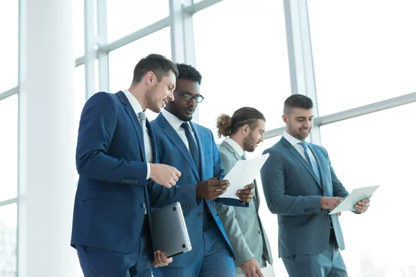 Hommes d'affaires au bureau — Photo