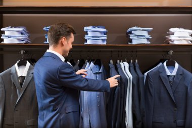 Genç işadamı mağaza