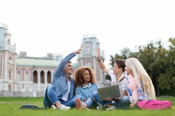 Studenti s notebookem — Stock fotografie