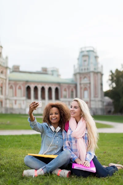 Lächelnde Frauen draußen — Stockfoto